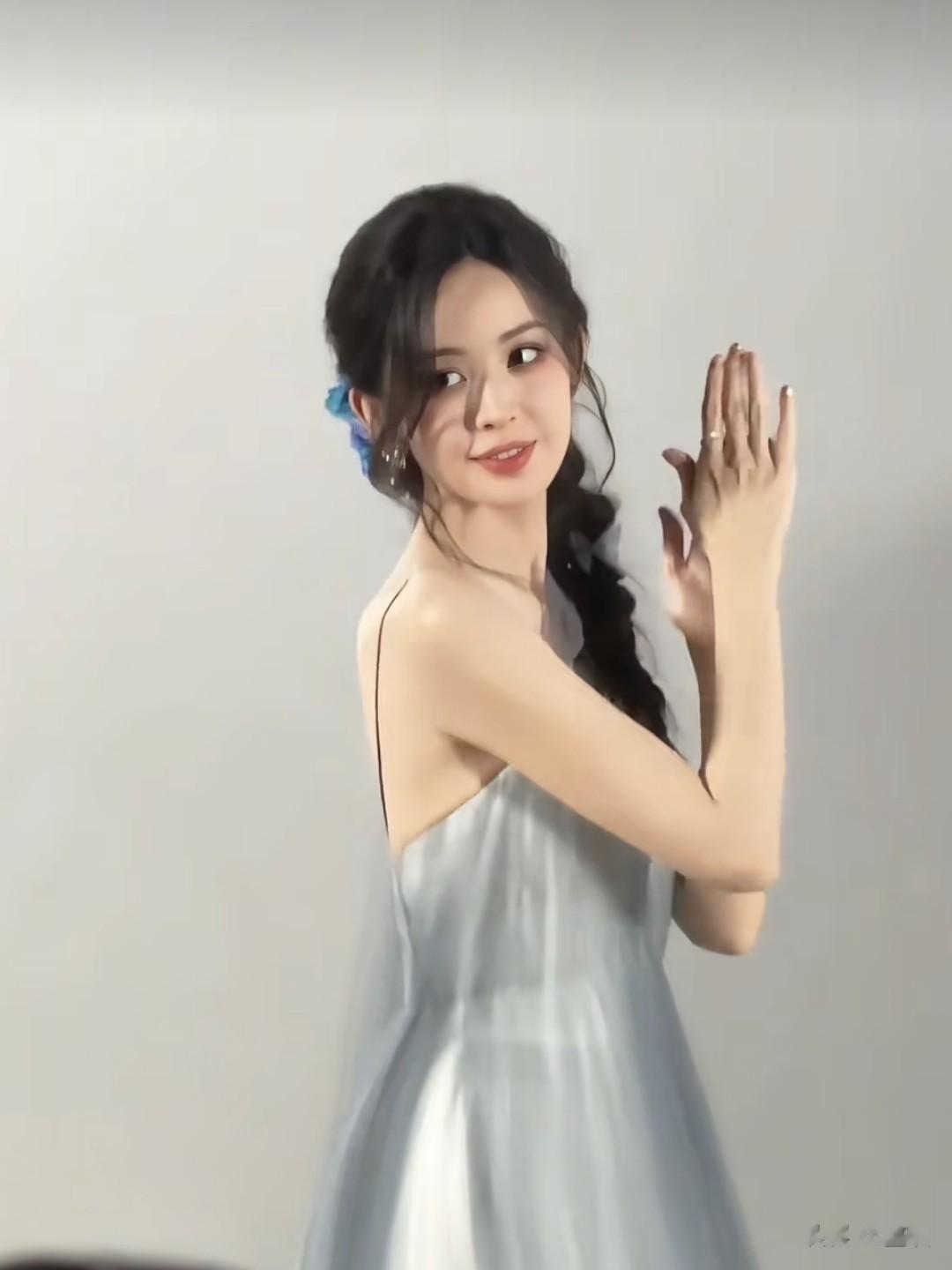 古力娜扎浅灰色公主裙，搭配小巧的蝴蝶结发饰