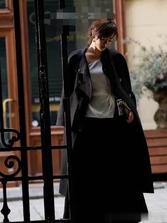 孙俪终于时髦一回！穿黑色大衣+半身裙，高级又洋气！