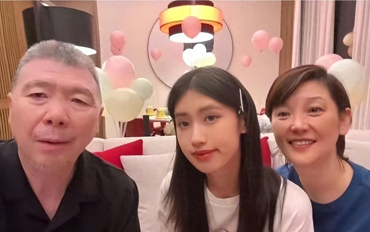 徐帆退休专心陪读女儿，和徐朵住美国别墅区，出行司机接送好阔气