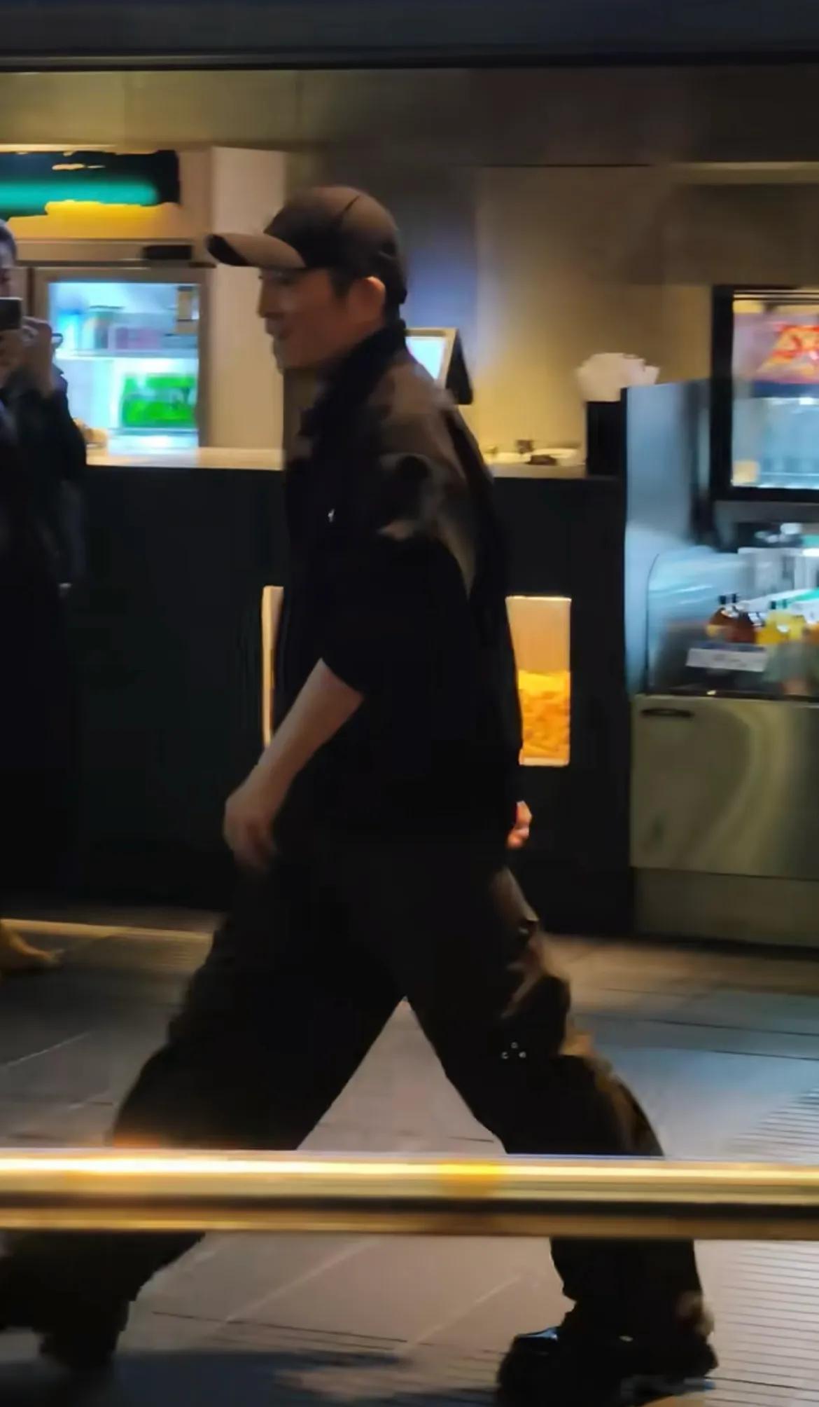 陈婷没想到，75岁张艺谋也开始不服老，终尝到了老夫少妻的残酷？