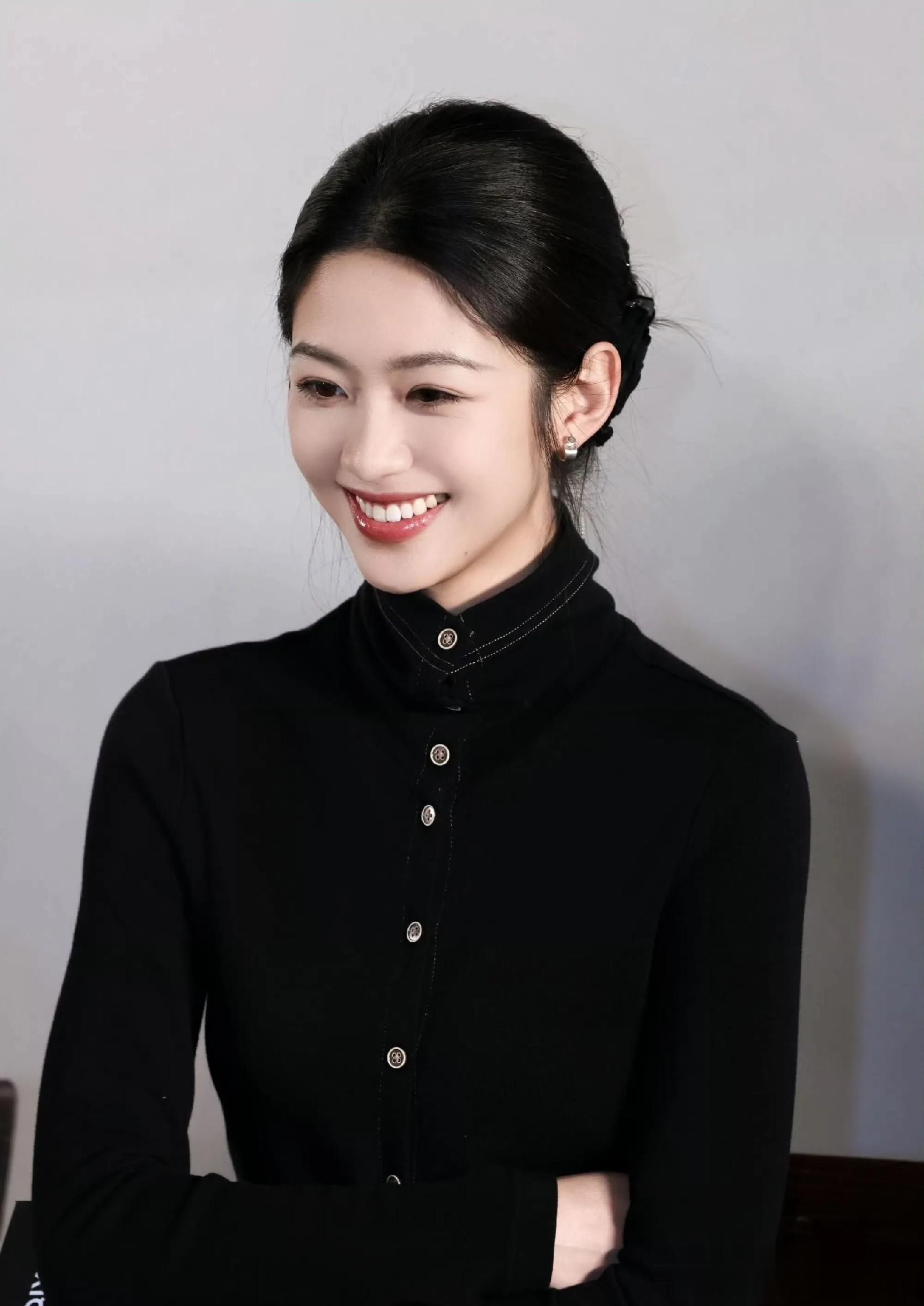 向涵之才23岁？这大气长相也太“显贵”了耐看型美人真的越品越香