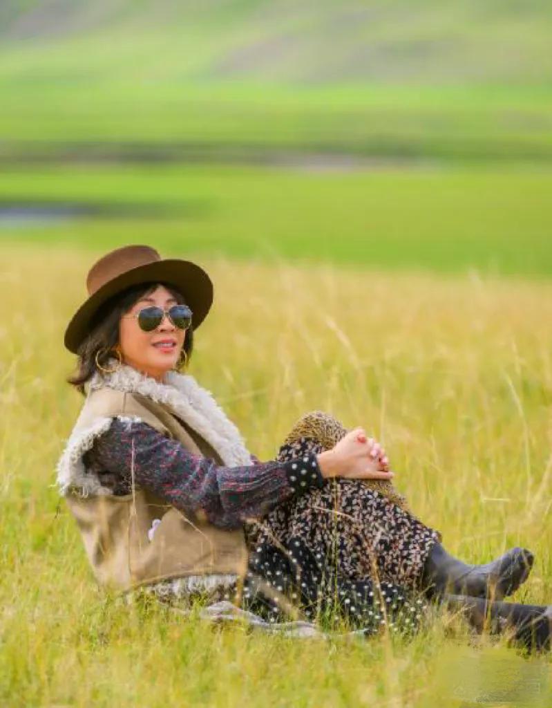 刘嘉玲越老越时髦！穿印花裙+麂皮马甲+靴子，洋气又高级！