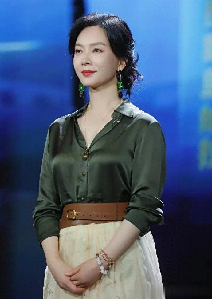 48岁陈数新造型减龄10岁，缎面衬衫+半身长裙，时髦减龄又显贵！