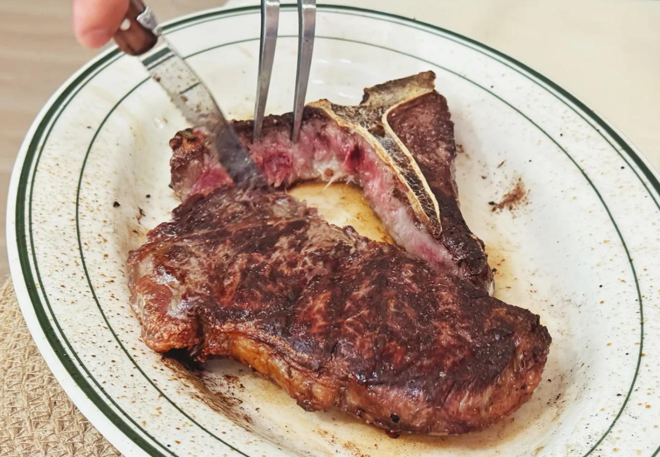 朱珠搬离老破小，和老公在新家做饭请客，家里穿裙子凉拖超暖和