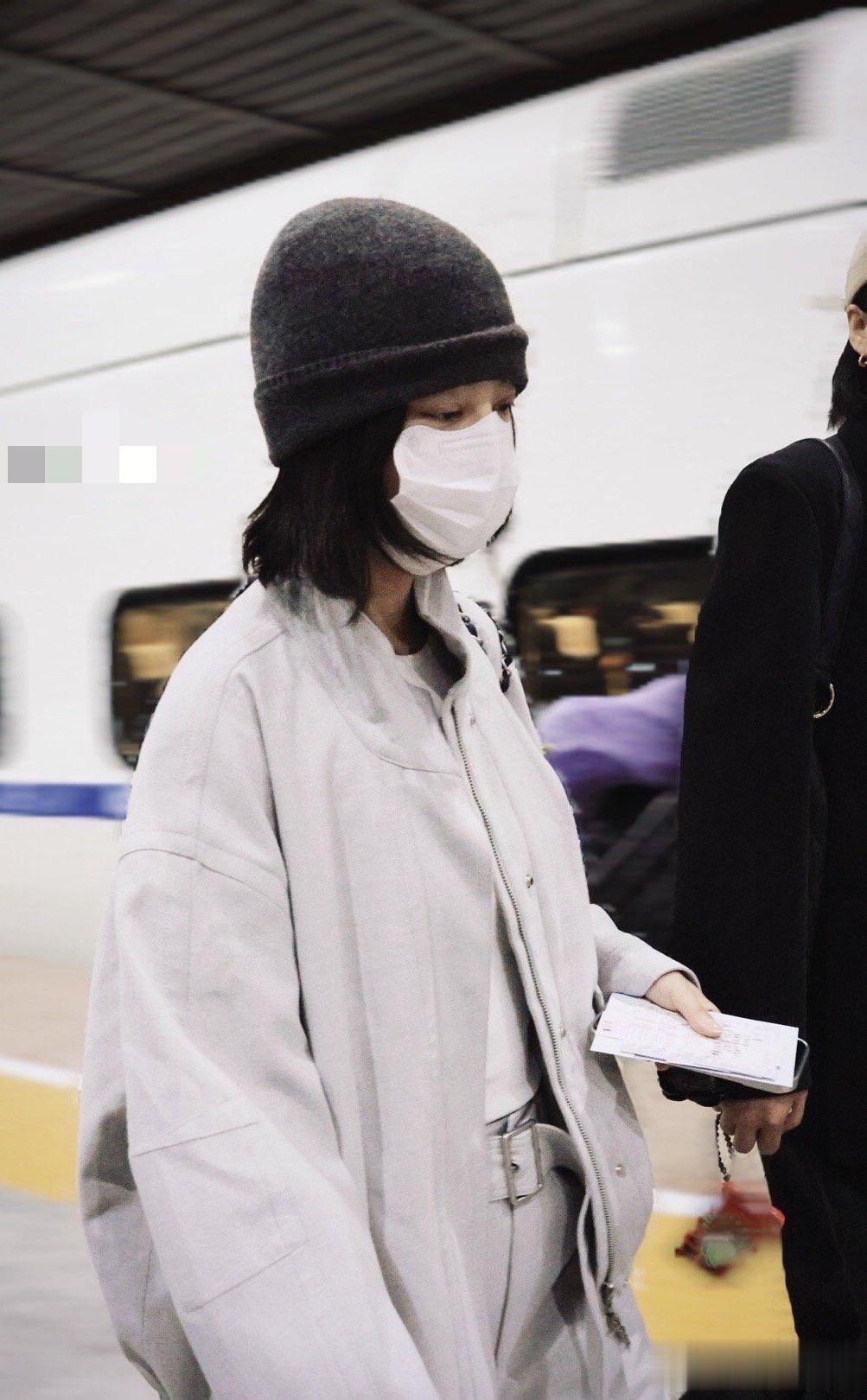 辛芷蕾平遥到达路透照,穿天蓝色皮衣套装戴着耳机 素颜出行接地气