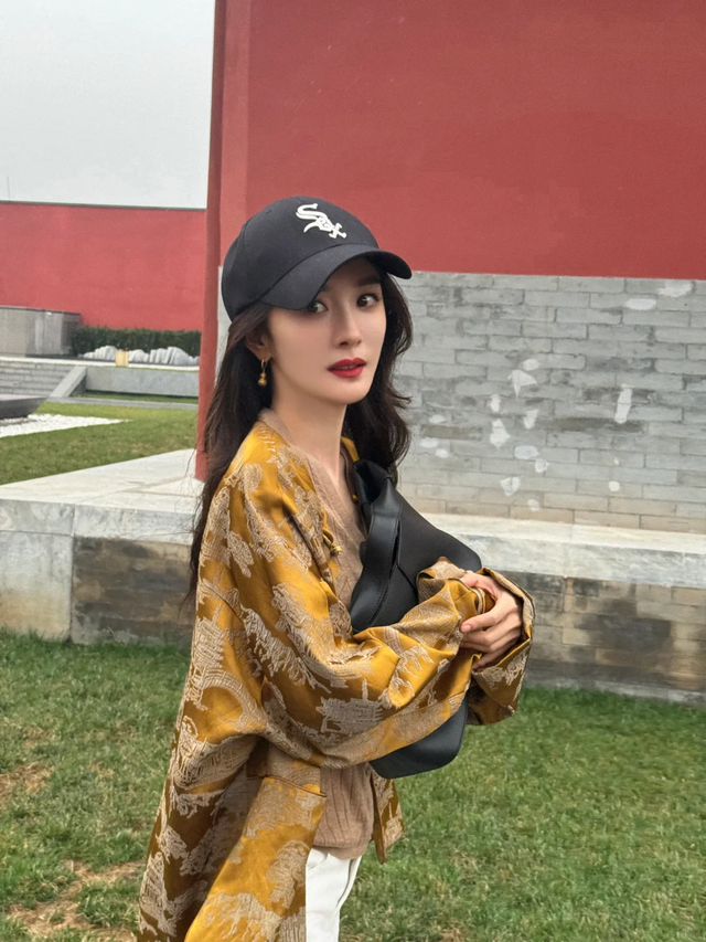 38岁杨幂做梦也没想到,11岁的女儿,如今也能给自己“争光”了