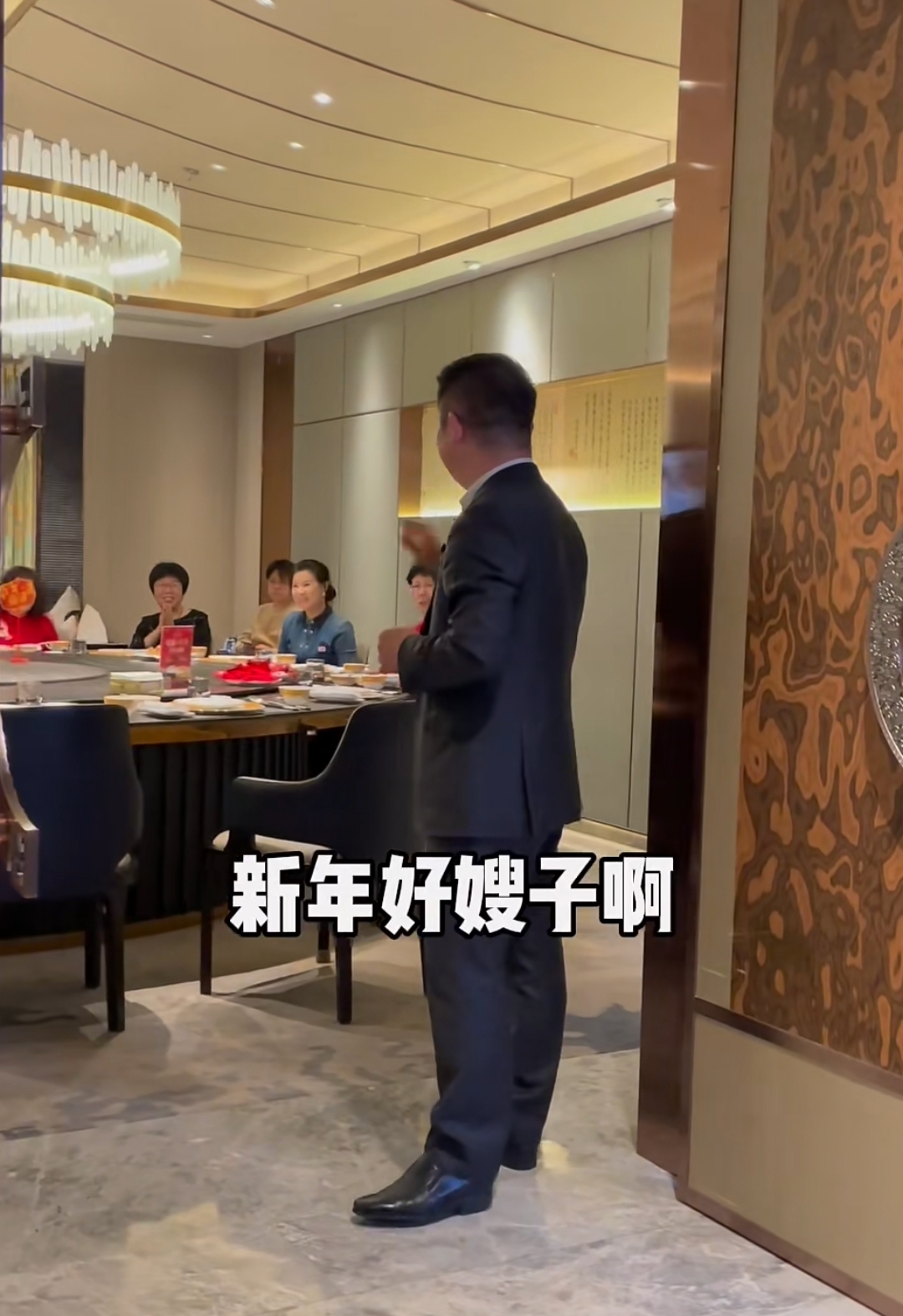 李小萌过年回天津娘家，请亲戚吃饭王雷缺席，妈妈出镜好年轻优雅