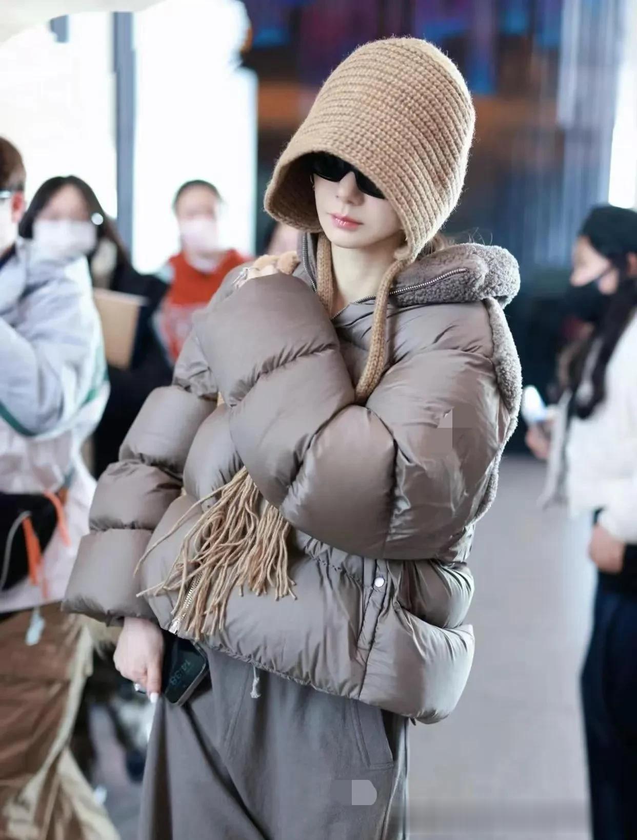 戚薇真是穿搭高手!奶咖羽绒服+背心+休闲裤,时髦又高级!