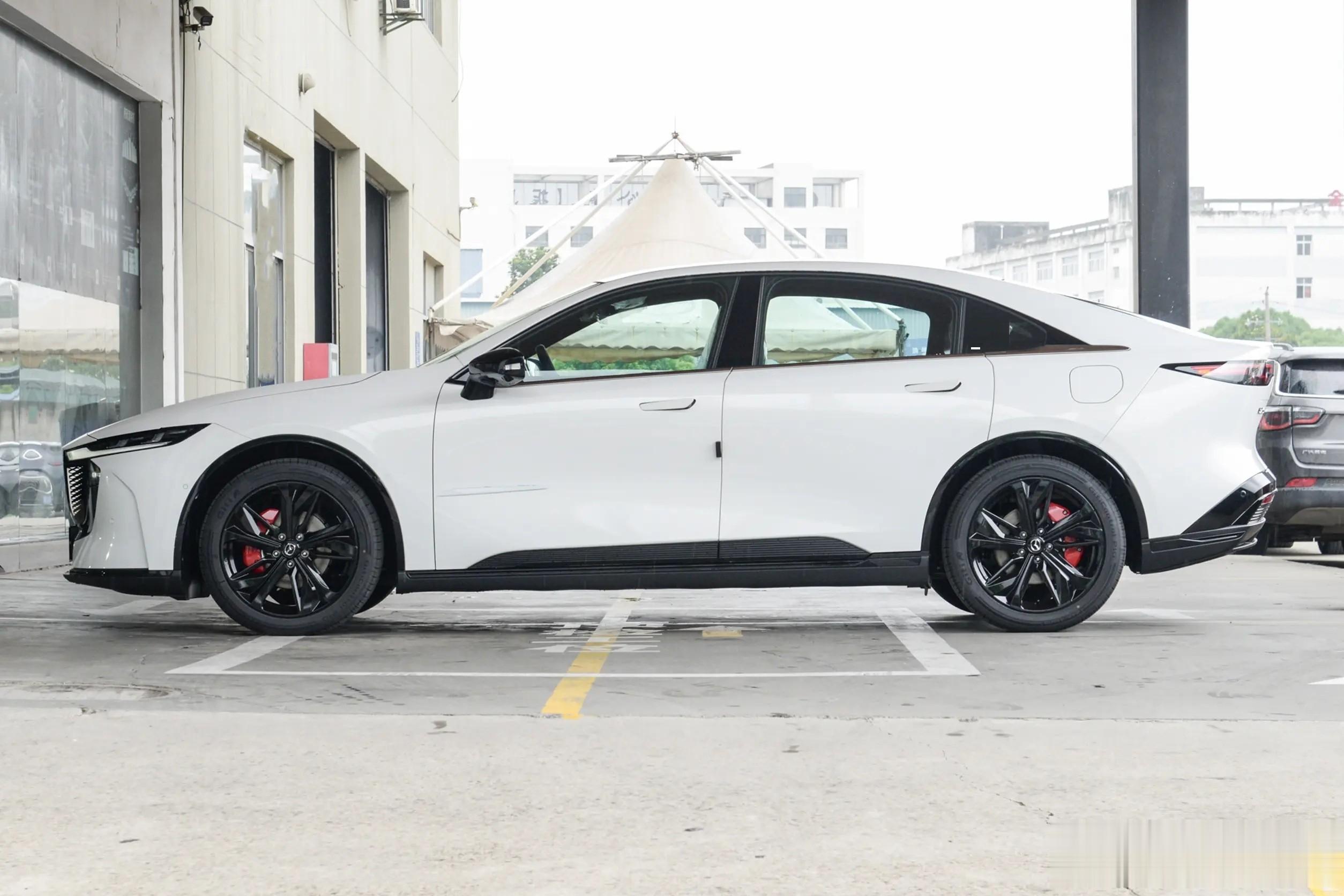 马自达“放手一搏”！长近5米，外观超帅，油耗0.78L，仅9.98万