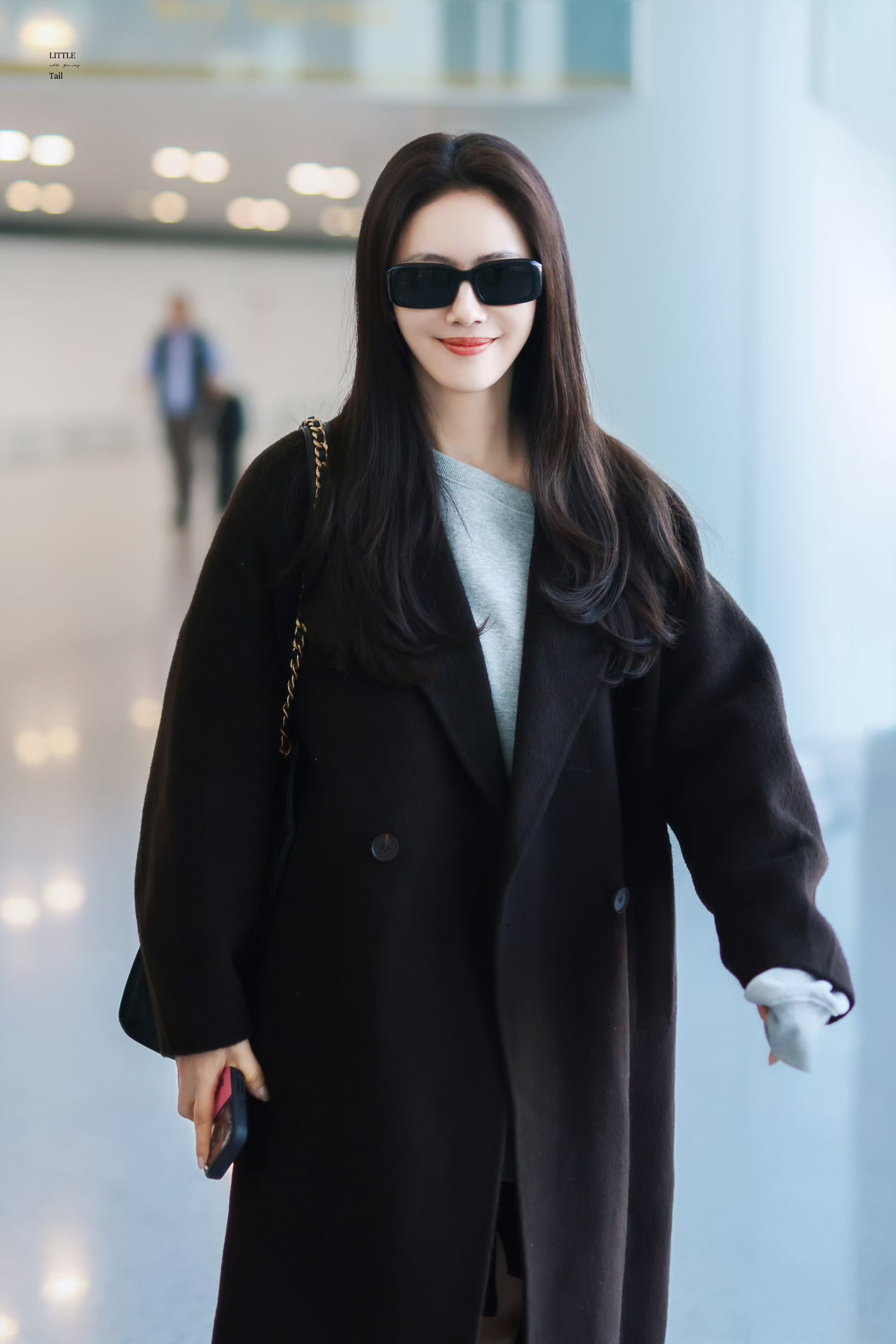 太美了！蔡文静现身机场，穿着大衣短裙靴子好飒，皮肤是真好呀！