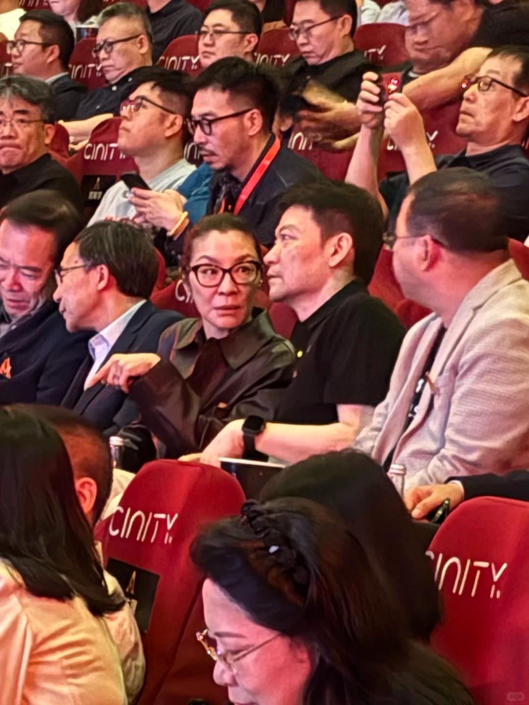 阿凡达3首映礼，章子怡皱纹多，四太打扮时髦，何猷君帮妈妈拿包