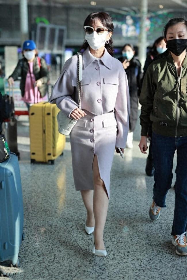 “奶奶辈”的赵雅芝太拼了吧，穿露腿开叉裙脚踩高跟鞋，哪像72岁