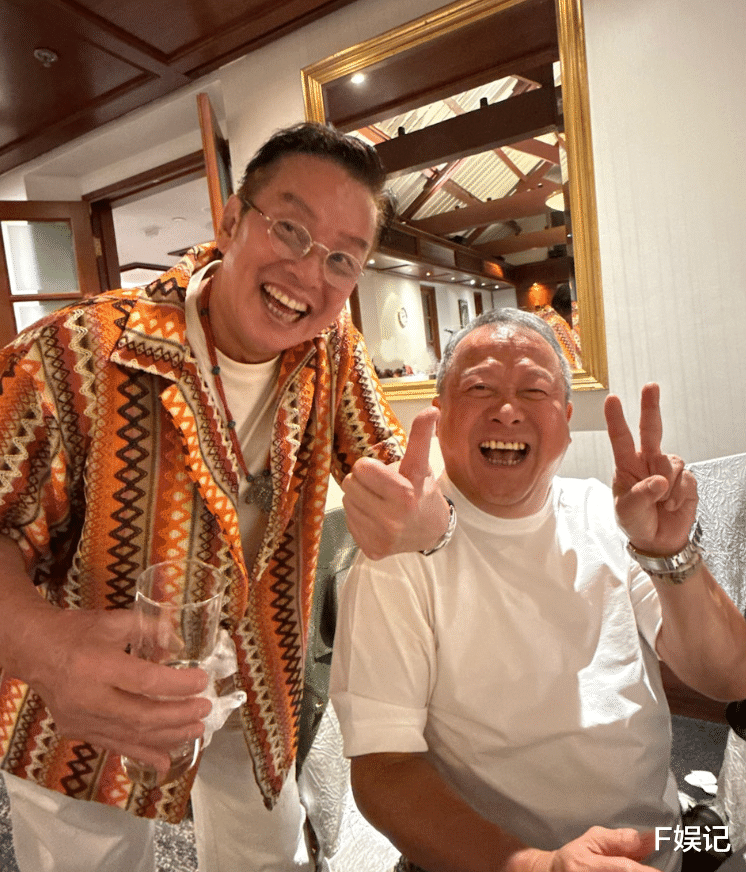 谭咏麟生日与陈百祥勾肩搭背畅饮 几十年朋友曾因足球产生分歧