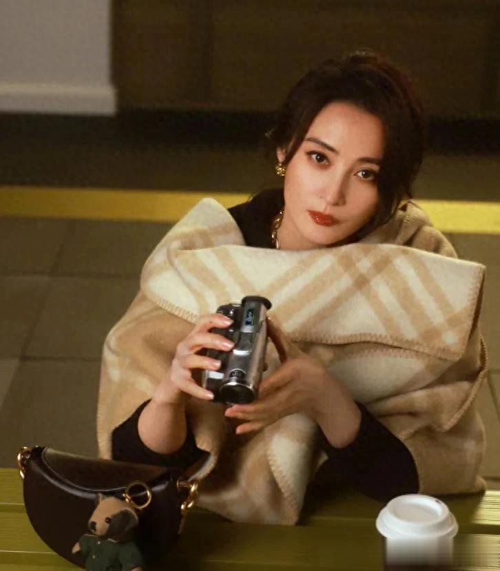 被49岁的蒋勤勤打扮惊艳了：头发蓬松，穿衣简约，却更显高级时髦