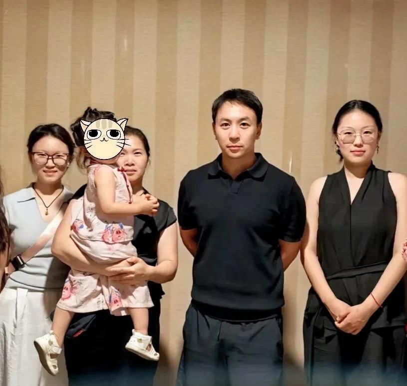 37岁释小龙到朋友家做客，身材壮硕，成年后颜值下滑了好多