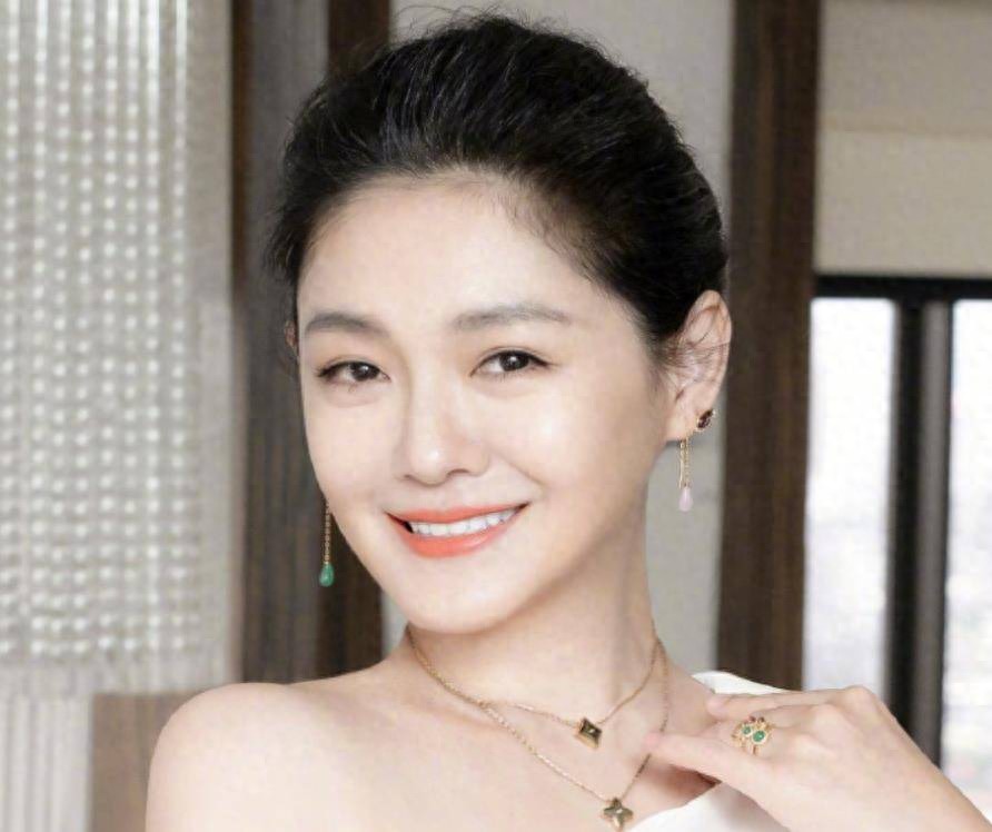 汪小菲一家过圣诞节！11岁小玥儿露正脸瘦好多，黑黑瘦瘦太像大S