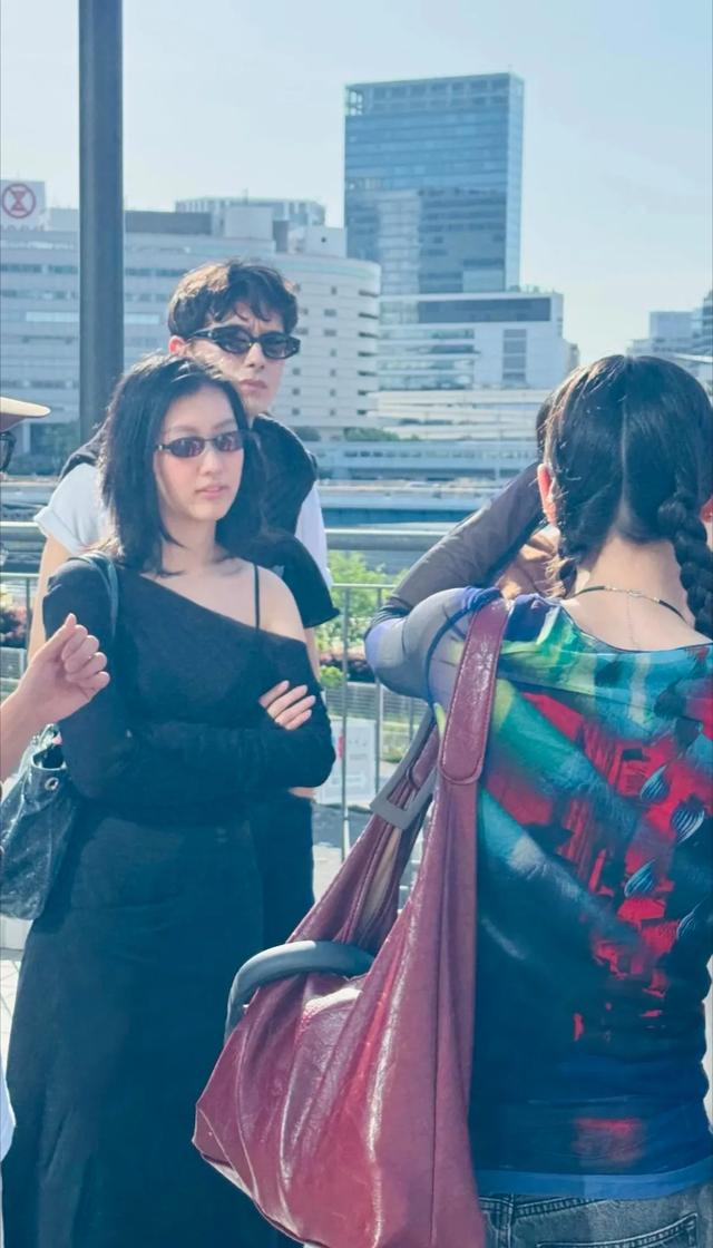 陈奕迅一家三口现身日本，20岁包包青春靓丽，混血男友伴其侧