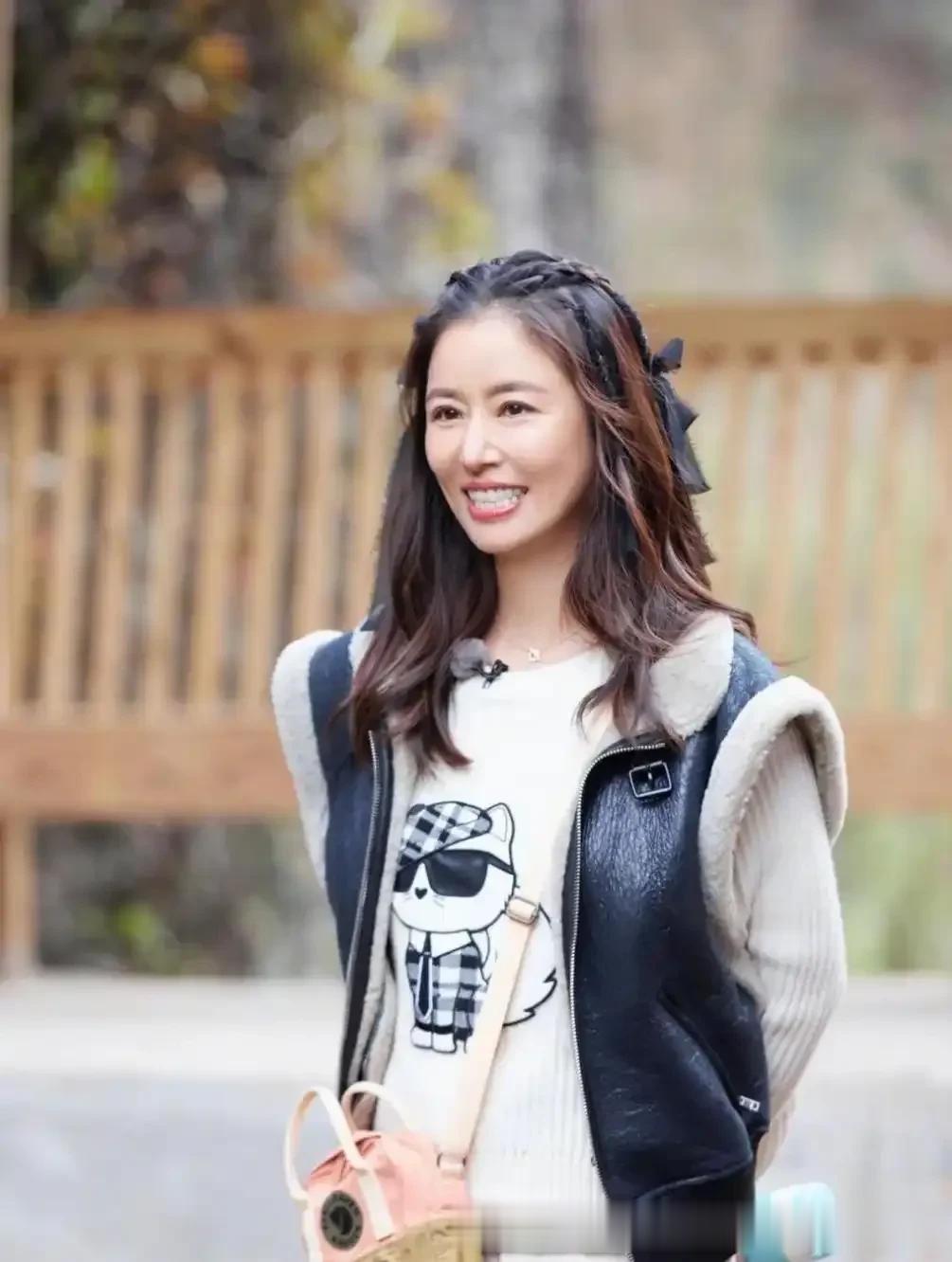 49岁林心如增肥后美得更高级，羽绒服+阔腿裤好减龄，差点认不出