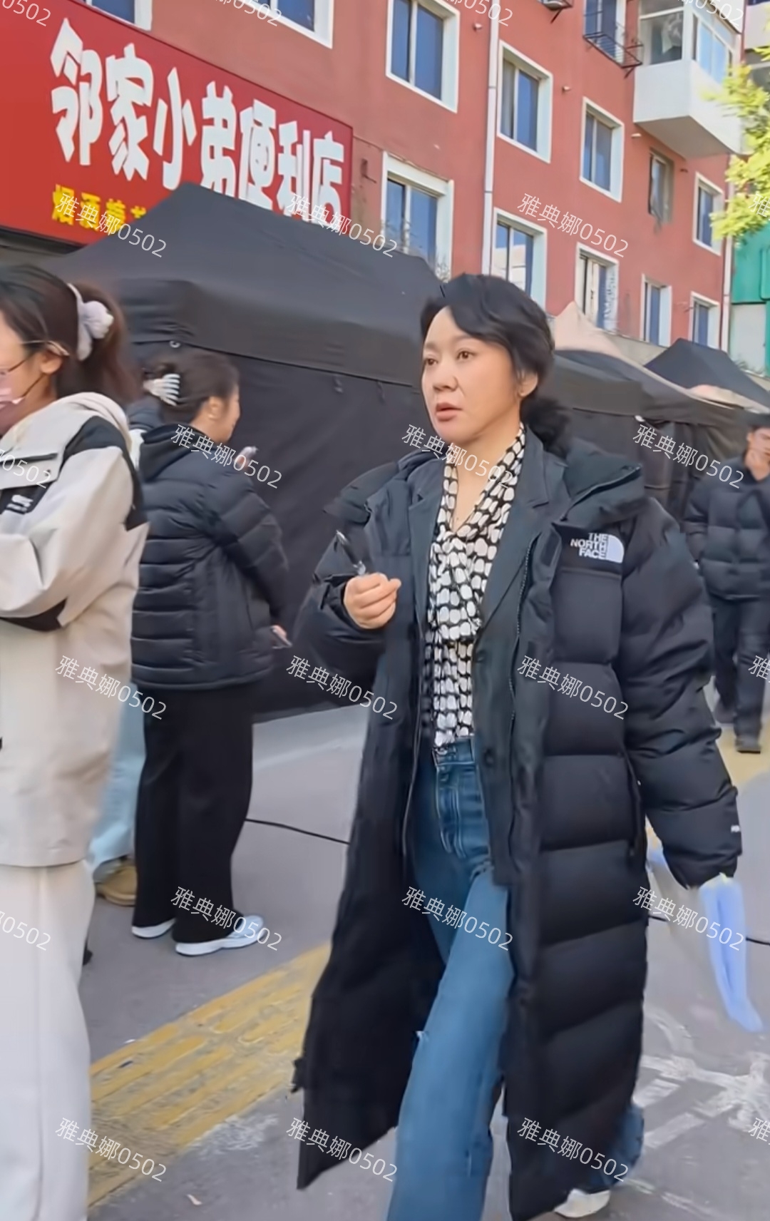 天啊这居然是闫妮第一眼看成倪萍了, 离开美颜滤镜本人一点不年轻