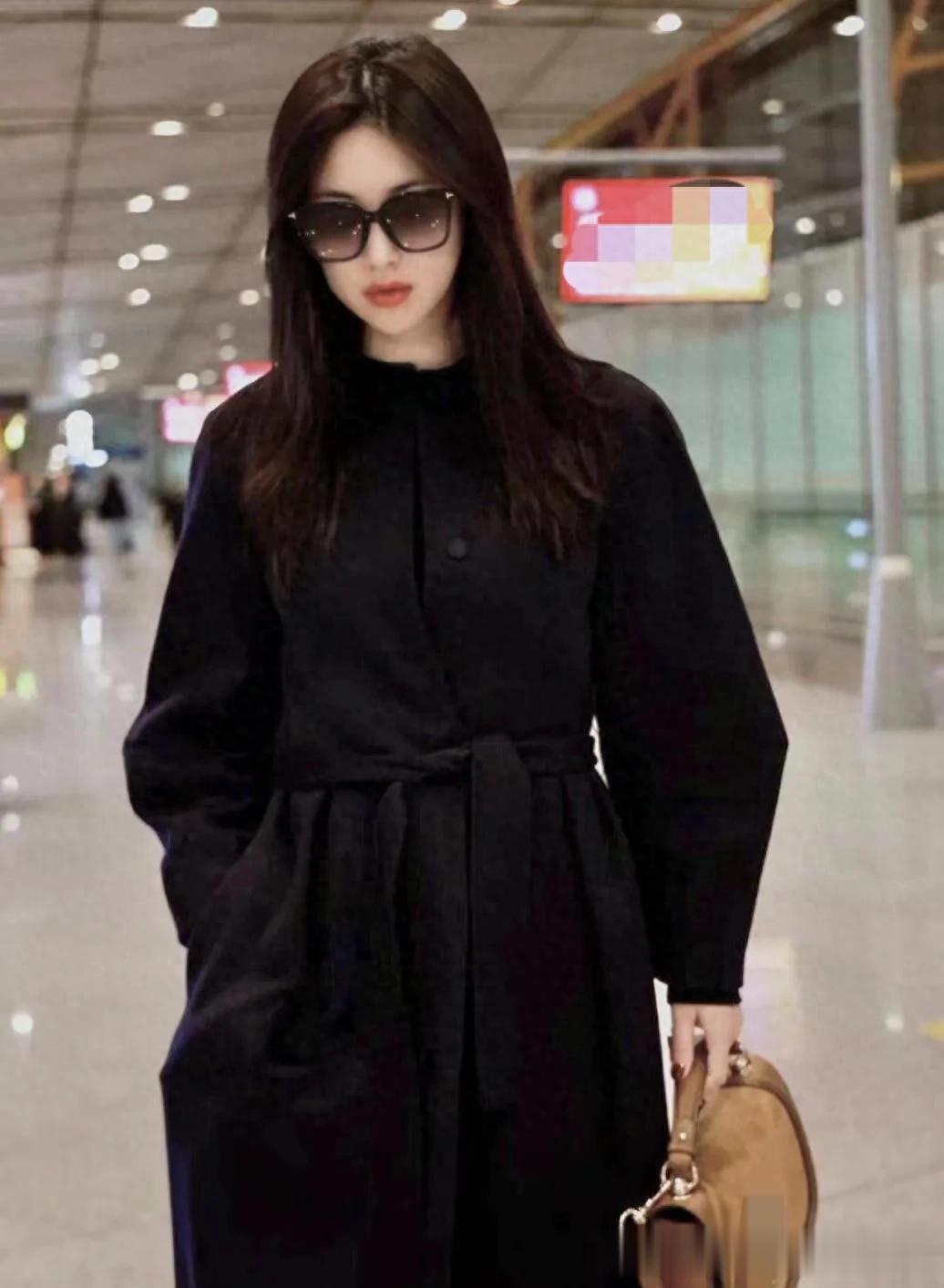 朱珠的气质真是出挑!一身黑色大衣+短靴,简约又高级!