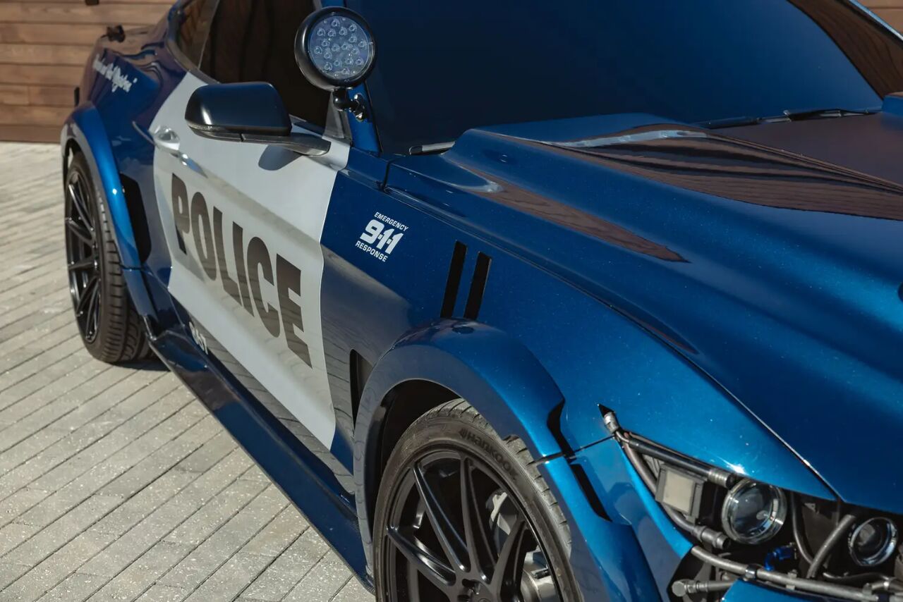 从银幕反派到收藏圣物，电影《变形金刚》里的福特野马霸天虎警车想要吗？