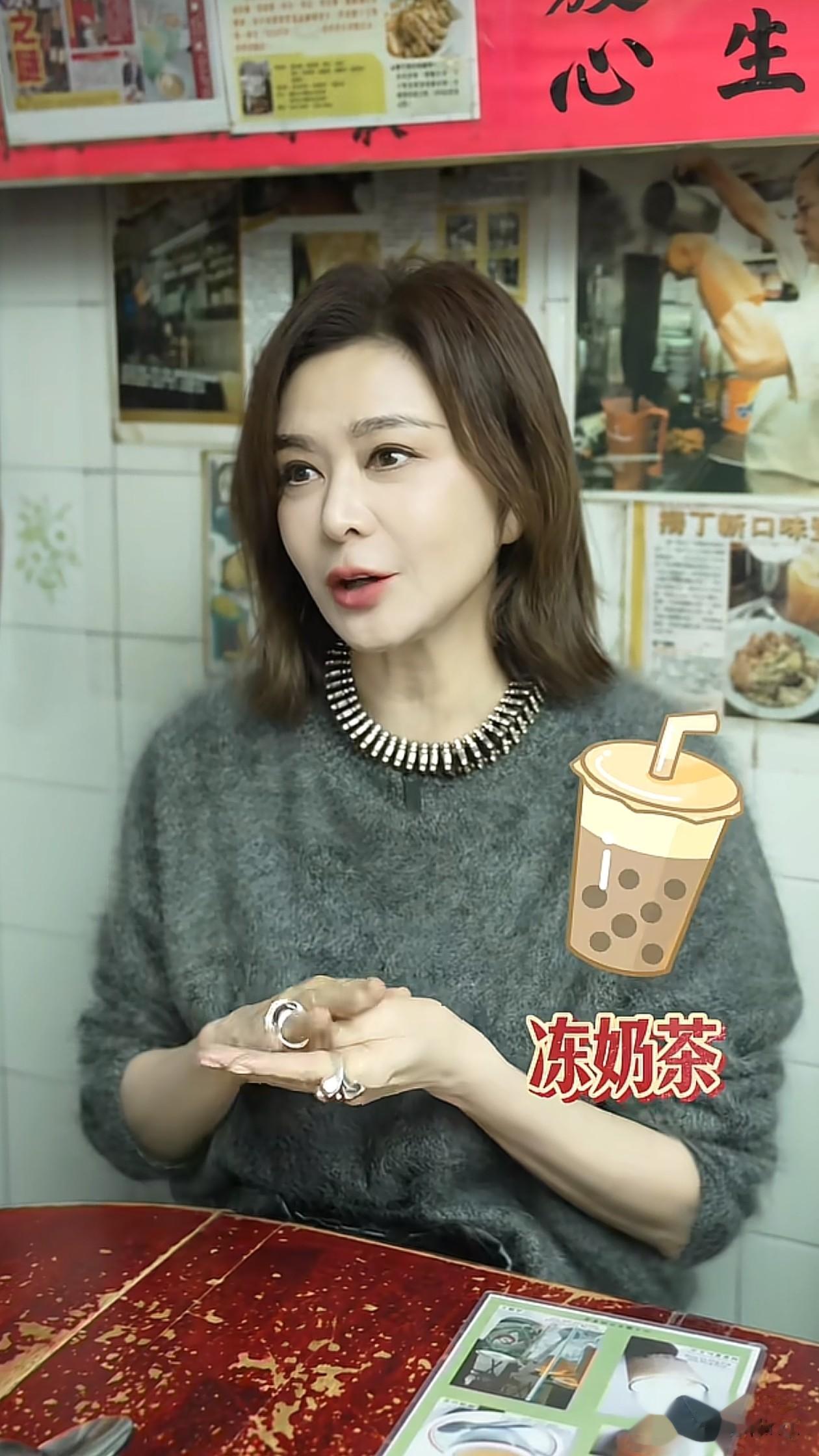 63岁关之琳最新穿搭：齐肩发+毛衣+牛仔裤，大口吃美食，好接地气