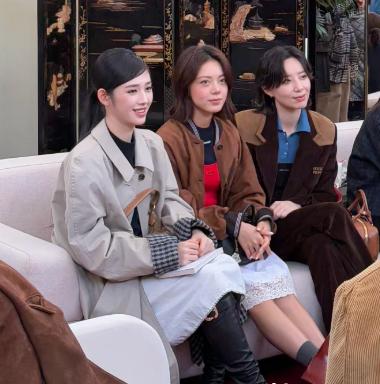 上海读书会,刘浩存化浓妆、大露美腿,却被“四方脸”的李沁抢镜