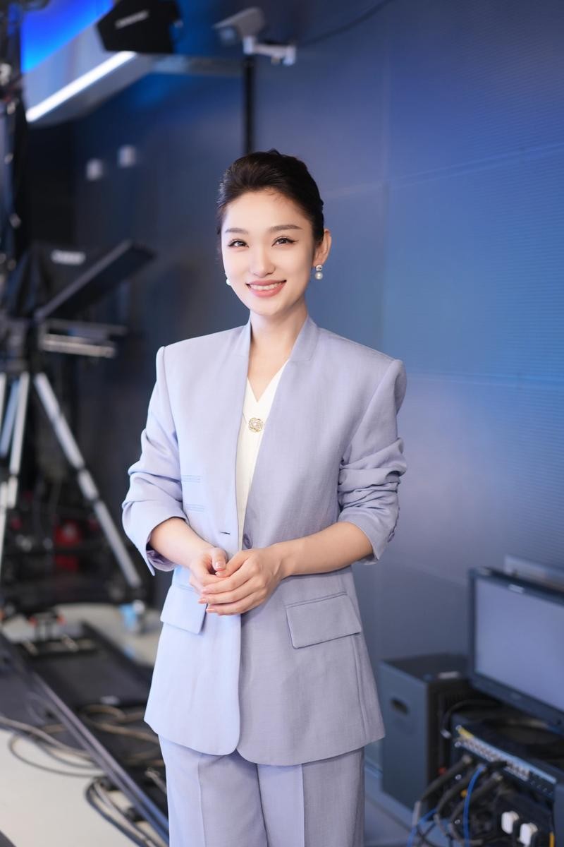 央视这一晚，44岁谢娜被33岁蓝羽秒了，原来女性的气场与年龄无关