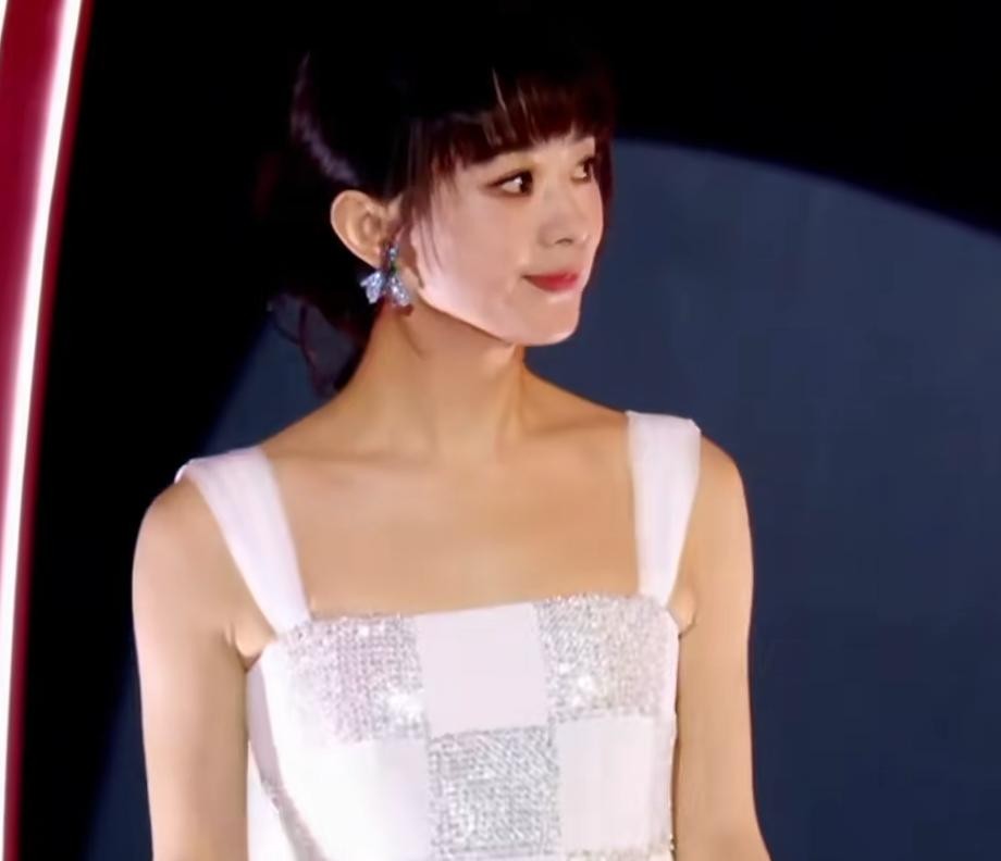 赵丽颖齐刘海亮相，网友吵翻了，这造型到底谁的锅？