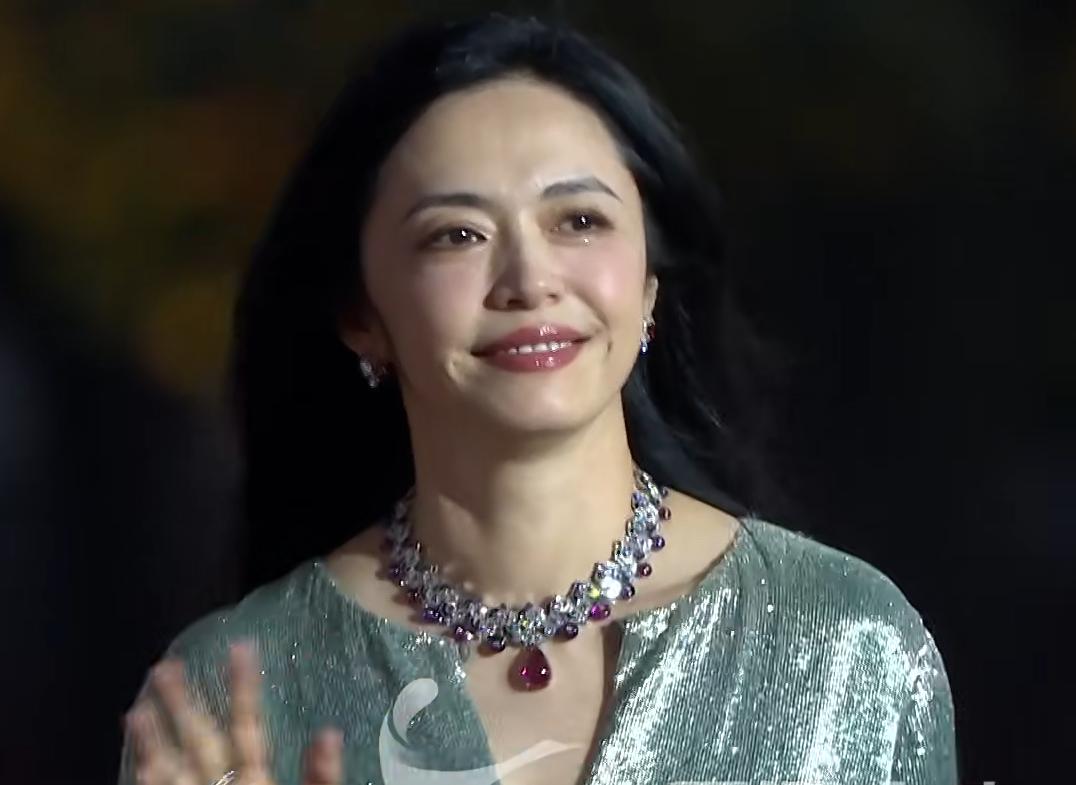 金鸡红毯明星“见光死”，姚晨脸肿，蒋勤勤歪嘴，佟丽娅褶子多