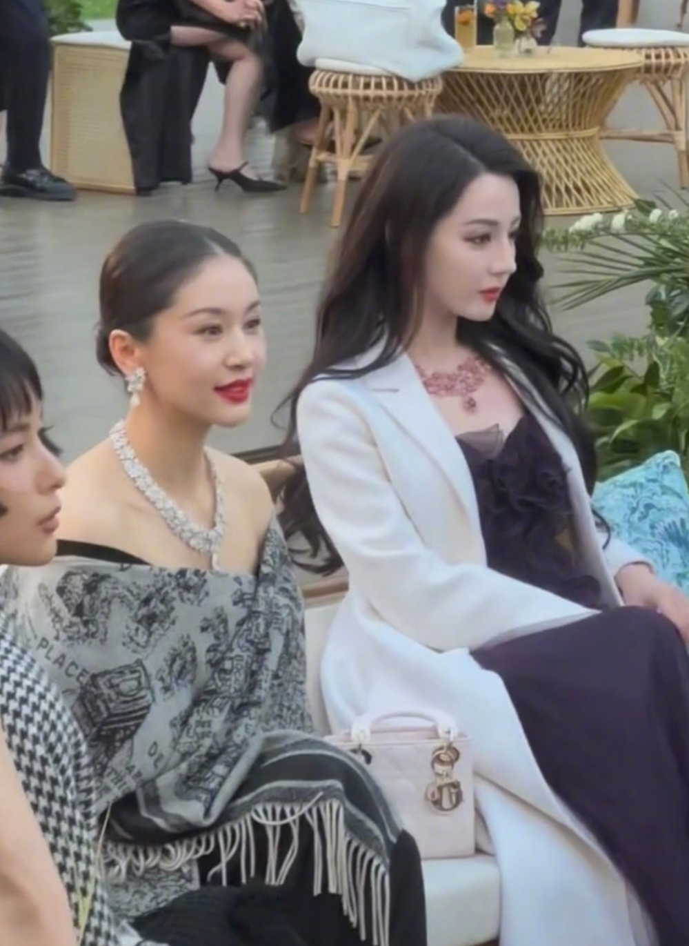 当32岁迪丽热巴和38岁王子文站在一起,我才彻底明白,美人在骨不在皮