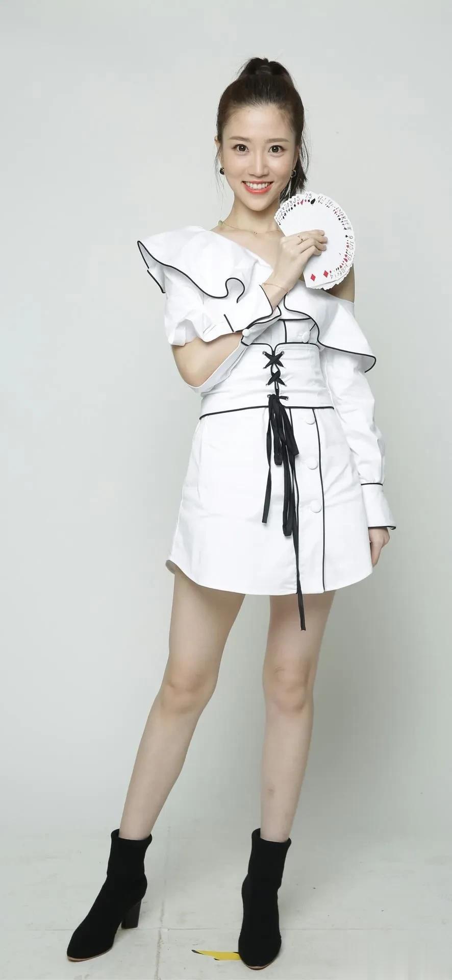 明星高清写真鉴赏｜张纯烨，黑白衬衫裙，绝了