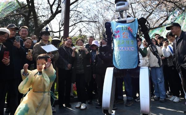 从实验室到街头:机器人在武汉的全新生活方式