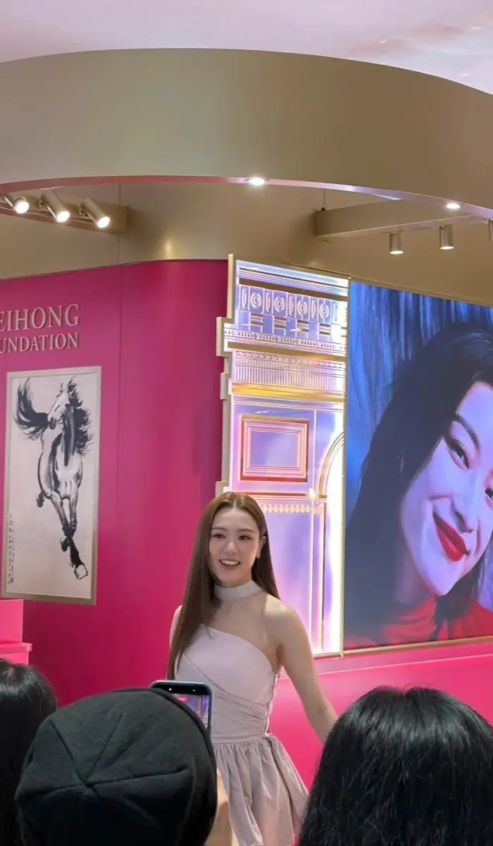 34岁王敏奕出席活动，气质温柔优雅，看着就特别有富家媳妇的样子