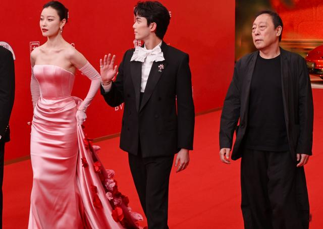 倪妮的收腰礼服有多紧?背后被挤出几道褶,隔着屏幕我都喘不上气