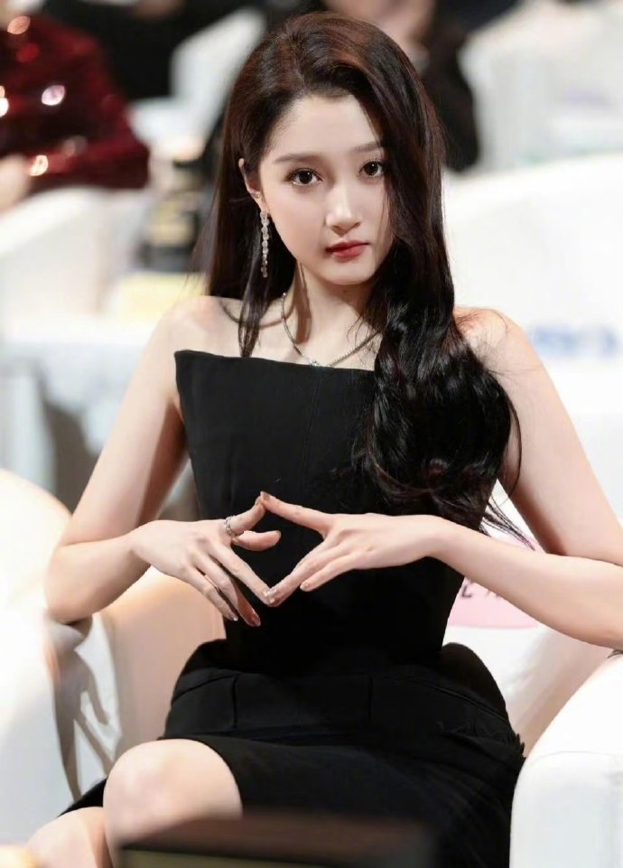 关晓彤,刚刚发声!评论区画风跑偏