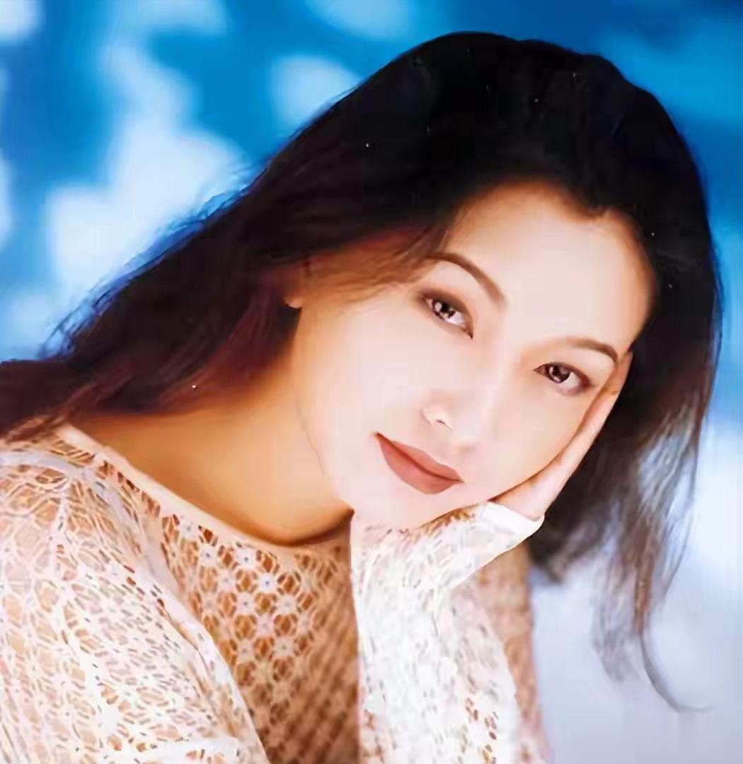 和王志文传绯闻，与靳东同居5年的她，为何转头嫁给二婚的田小洁