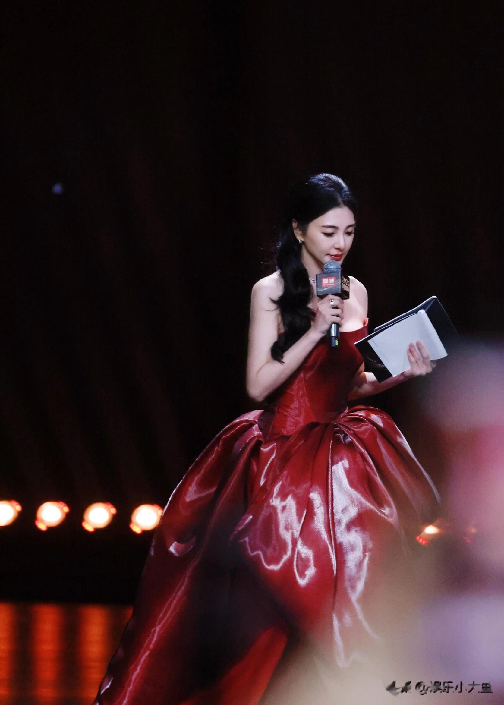 张雨绮出席芭莎珠宝年度盛典，鱼尾裙把腰线掐得巨绝，美到心巴上