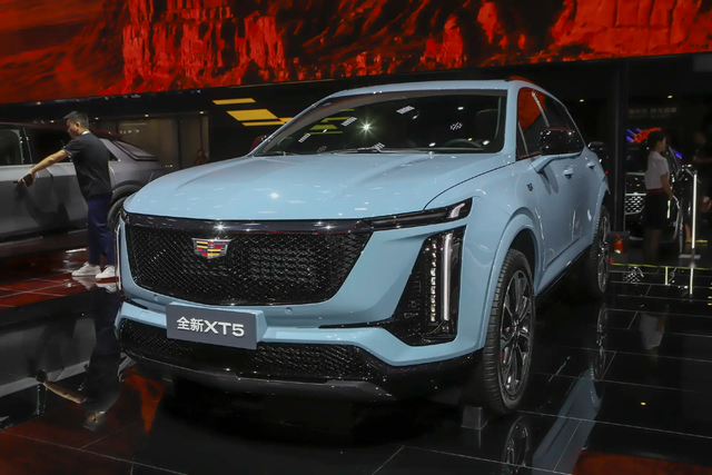 凯迪拉克全新XT5亮相成都车展,标配9K屏+22项主动安全,你喜欢吗