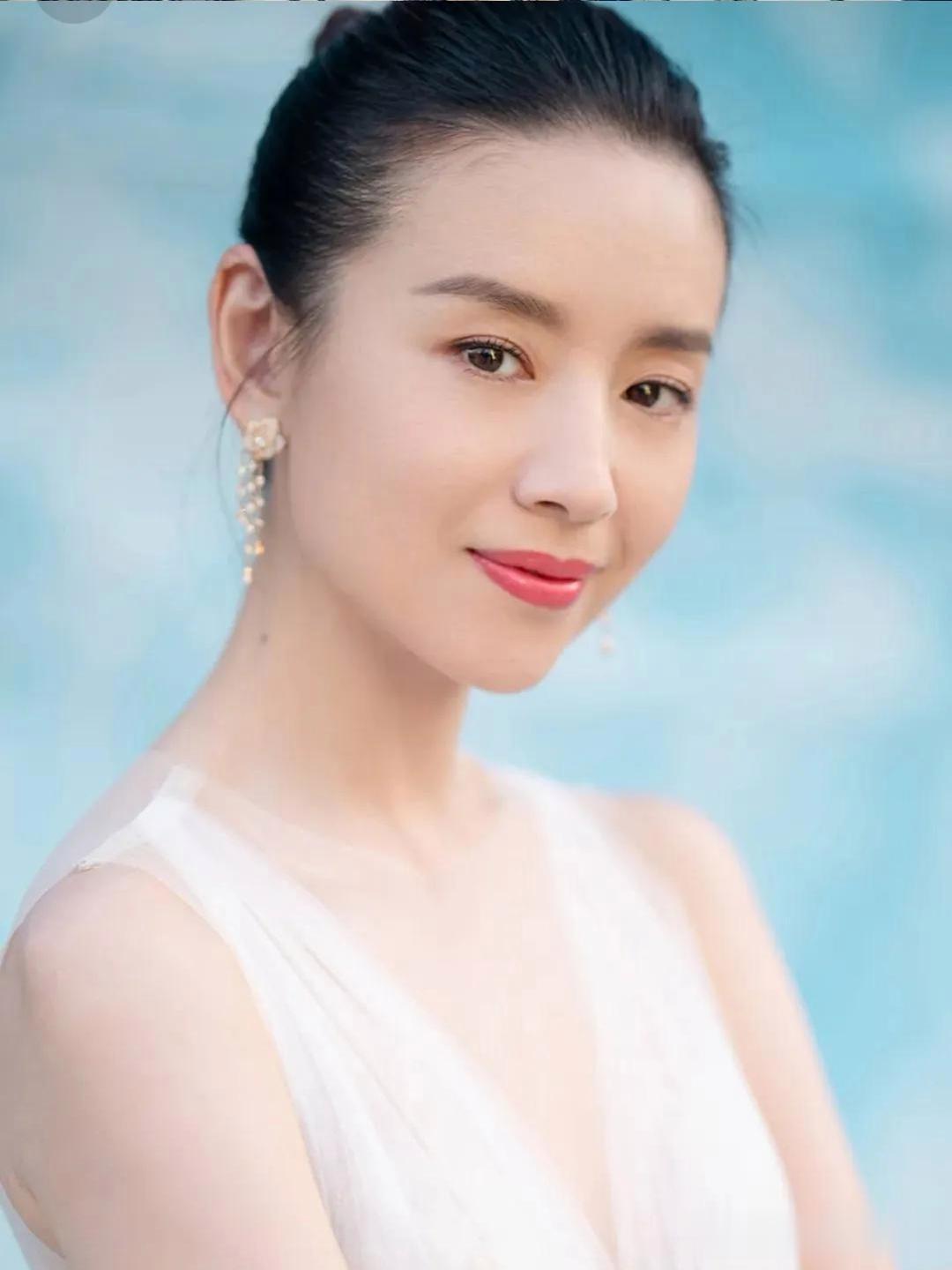 董洁，文静聪慧，气质清冷，我见犹怜！