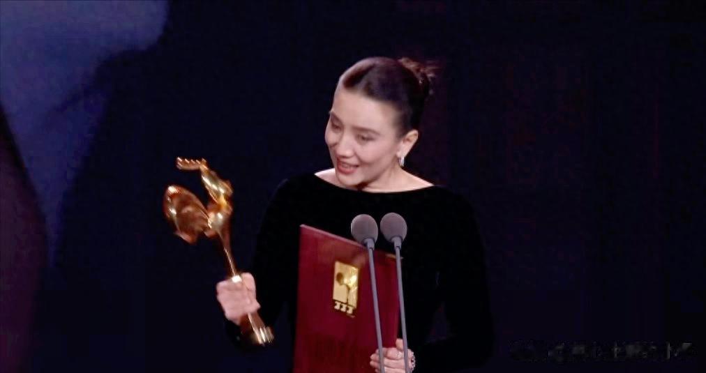 宋佳再获“影后”，被称“水中贵族”，张艺谋解释引发更大争议