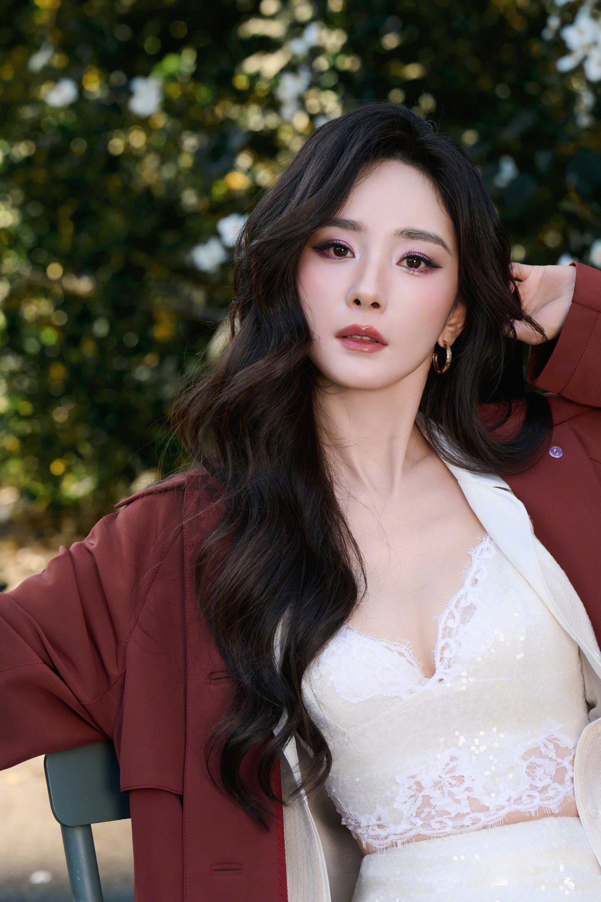 魔鬼身材杨幂穿白色蕾丝胸衣走在街头上俨然成了最靓的一道风景线