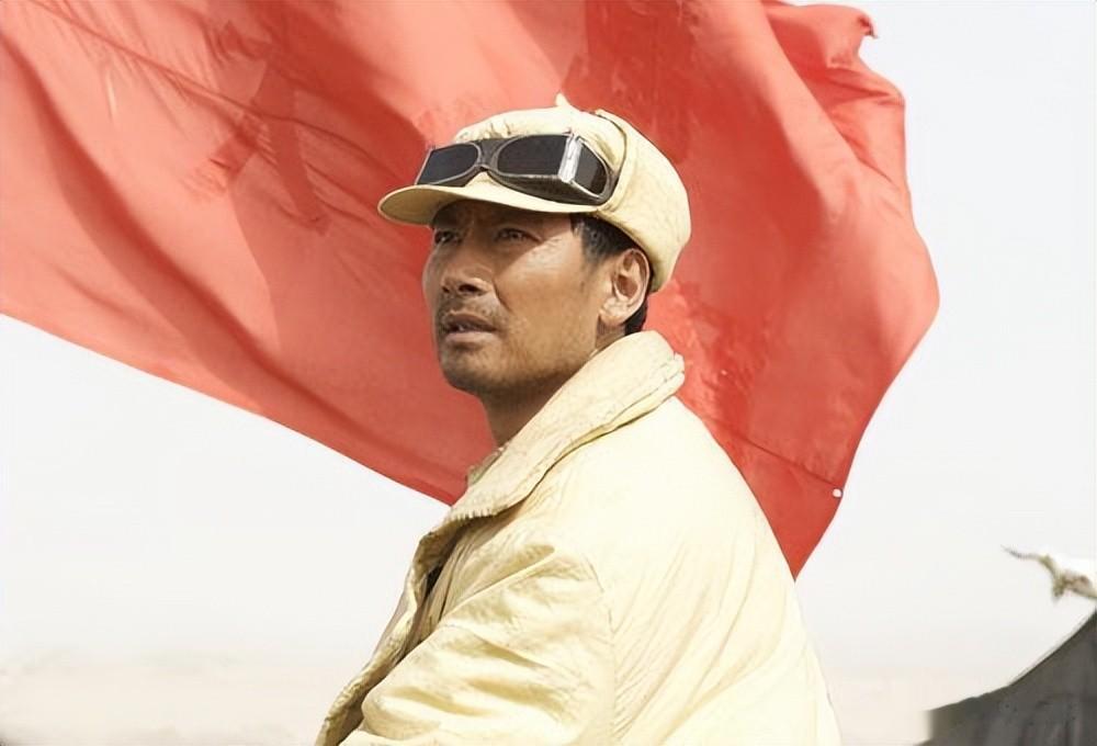 他曾是北影男星，相貌英俊却在61岁演反派走红，妻子是著名歌唱家