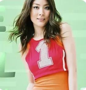 52岁陈慧琳穿三角裤上台开唱，被骂靠身材搏眼球，实力才是底气