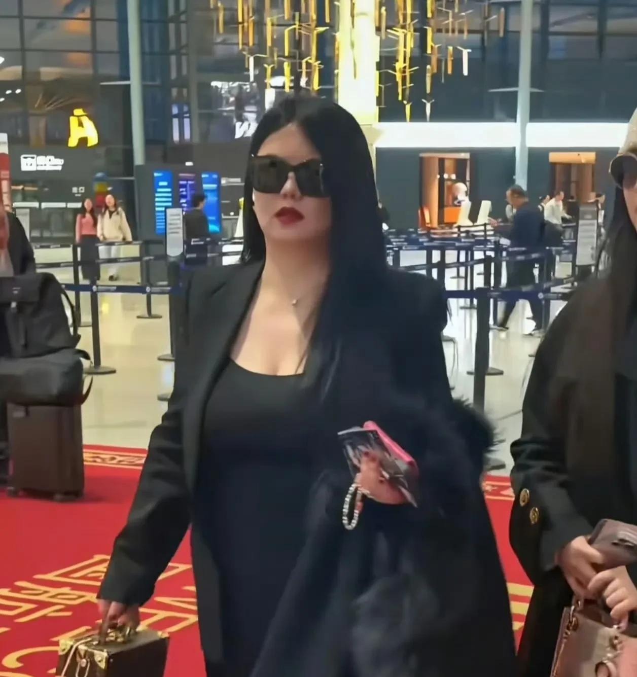 李湘全网被禁关，经常炫富生活奢靡，常年定居英国，前夫已经被抓