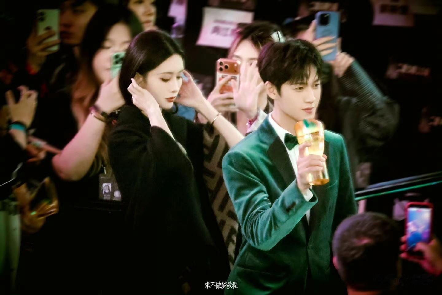 星光大赏孟子义摔出神图，慌乱搀扶掀磕糖热潮，裙摆鎏金绽破碎美