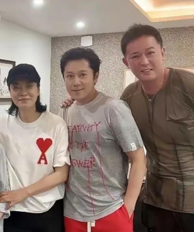 谷家班聚会！90岁谷建芬身子硬朗，62岁毛阿敏素颜脸部浮肿好憔悴