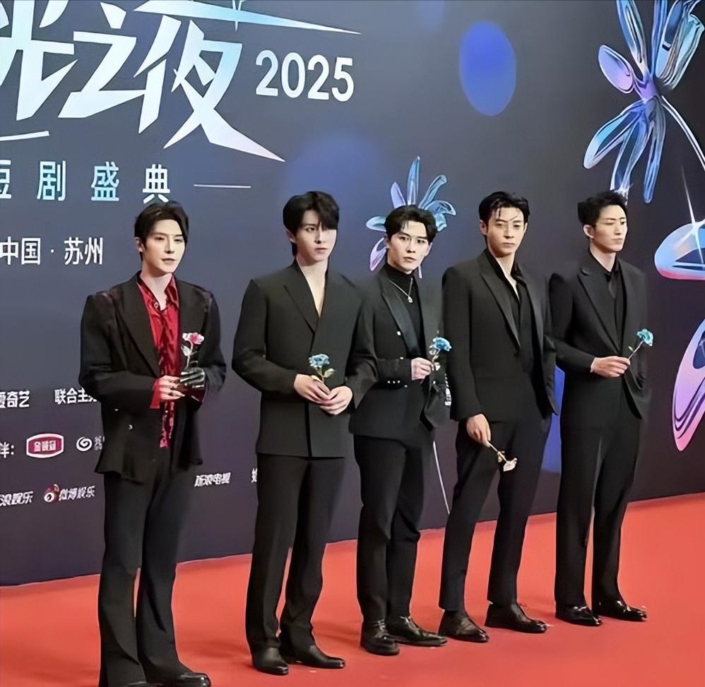 短剧盛典“群魔乱舞”，郭欣宇歪嘴，陈芳彤脸肿，唯有她抗住了