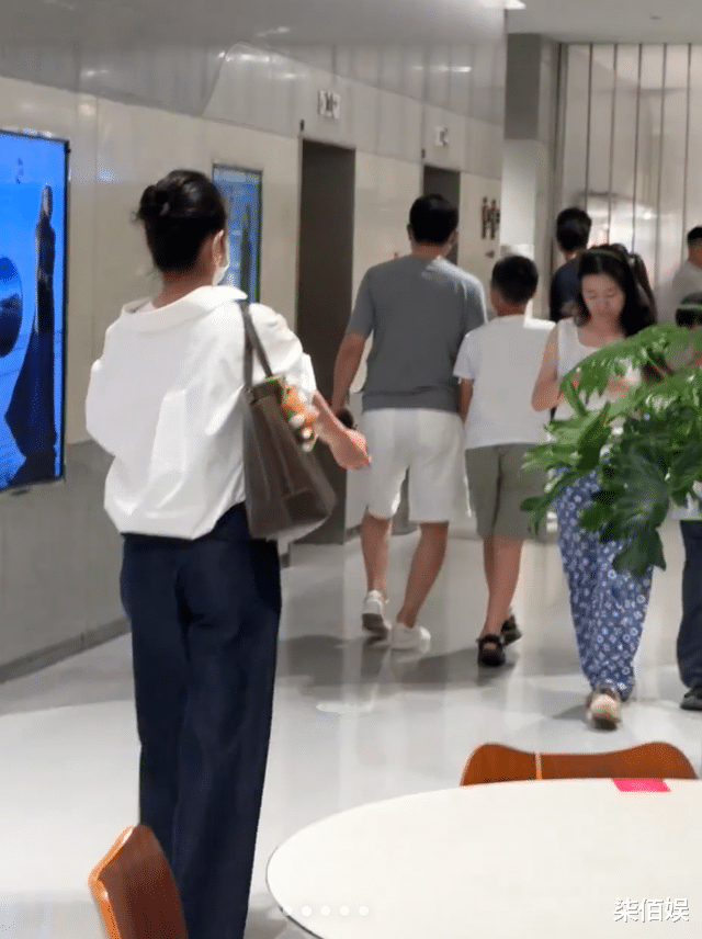 秦海璐一家逛街，巨婴症儿子露面高又壮，和爸爸王新军感情更深厚