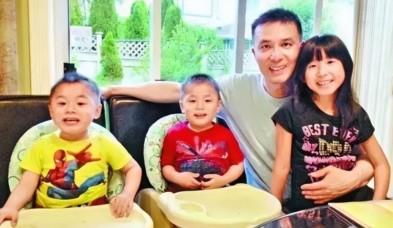 用美貌征服何家劲和吴镇宇，和富商老公定居加拿大，已是三娃的妈